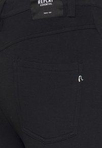 Replay PANTS - Calças - black
