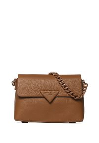 Borsa a mano in pelle marrone con esterno texturizzato, dettaglio logo triangolare e tracolla a catena intrecciata. Forma rettangolare compatta.