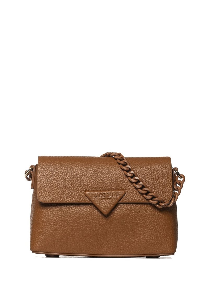 Borsa a mano in pelle marrone con esterno texturizzato, dettaglio logo triangolare e tracolla a catena intrecciata. Forma rettangolare compatta.
