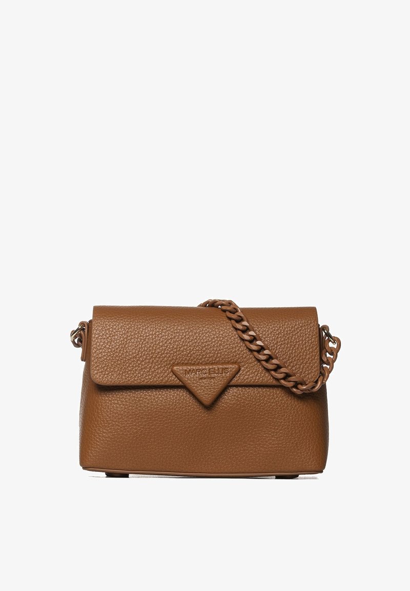Borsa a mano in pelle marrone con esterno texturizzato, dettaglio logo triangolare e tracolla a catena intrecciata. Forma rettangolare compatta.