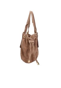 Bruine suède emmerstas met gouden hardware, verstelbare trekkoordsluiting en dubbele hengsels. Zachte textuur met een slungelige vorm.