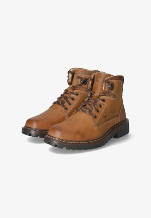 Botas de cuero marrón hasta el tobillo con cordones oscuros, cuello acolchado y una suela robusta. Presentan detalles de costura y una marca en el lateral.