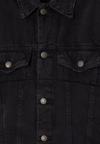 Veste en denim noir avec col, poches avant à rabat et boutons-pression argentés sur la patte de boutonnage et les poches.