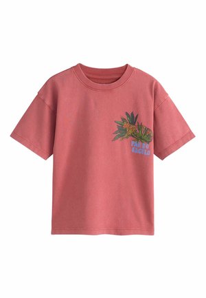 Kortärmelig T-shirt in stoffige rozentint met ronde hals en kleine tropische plantafbeelding en tekst op de linkerborst.