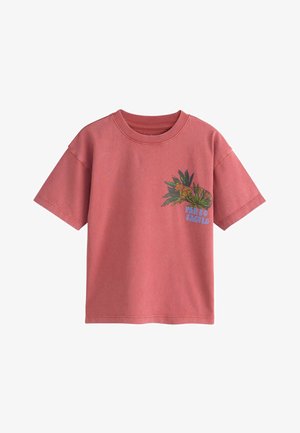 Støvet rosa T-shirt med korte ærmer, rund halsudskæring og lille grafisk motiv med tropisk plante samt tekst på venstre bryst.