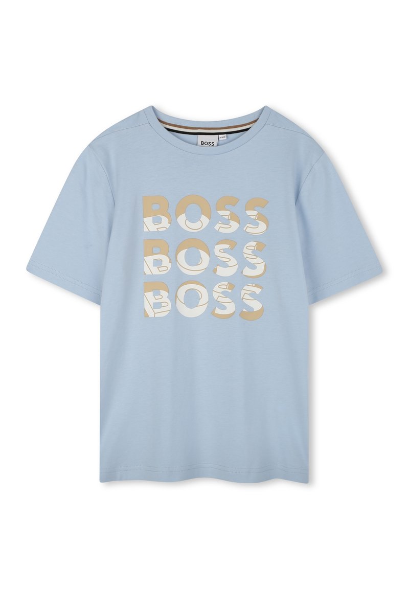 Camiseta de algodón azul claro con el texto repetido "BOSS" en dorado y blanco. Cuello redondo clásico, mangas cortas y corte relajado.
