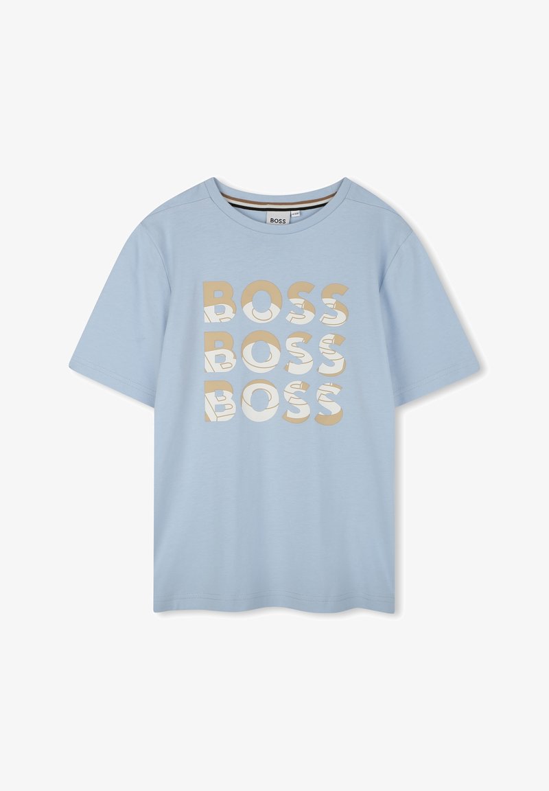 Ανοιχτό μπλε βαμβακερό μπλουζάκι με επαναλαμβανόμενο κείμενο "BOSS" σε χρυσό και άσπρο. Κλασικό στρογγυλό λαιμό, κοντά μανίκια και χαλαρή εφαρμογή.
