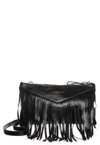 Schwarze Leder-Umhängetasche mit fransenartigem Akzent, Reißverschluss und einem klappentypischen Chevron-Design. Mit einem Logodetail auf der Vorderseite.