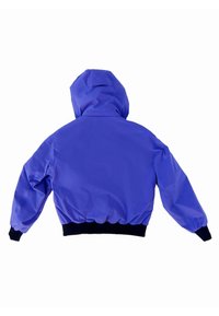 Lila cropped dzseki kapucnival, rugalmas mandzsettákkal és aljjal, sima, fényes anyagból készült. Nincs látható fémalkatrész vagy díszítés.