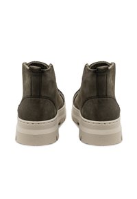 Botines de ante gris con acabado texturizado, que cuentan con una suela blanca gruesa y tiradores para ponerlos con facilidad, diseñados para la comodidad.