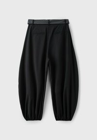 Pantalon noir à larges jambes avec fines rayures, poignets élastiques et ceinture grise texturée, posé à plat sur un fond clair.