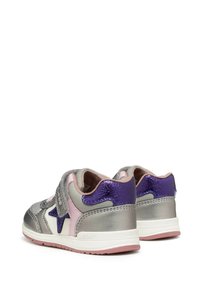 Sneakers argento e viola con cinturini in velcro, caratterizzate da una finitura metallica, accenti rosa e un design testurizzato sul tallone.