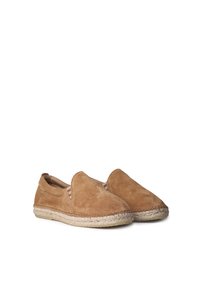 Chaussures en suède marron à enfiler avec une semelle en jute. Dotées d'un bout rond et d'un élastique sur les côtés pour un enfilage facile. Design simple et monochromatique.