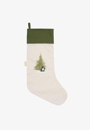 Beige julesok med grøn top, prydet med et broderet juletræ og et sort dyr på en sneklædt bund.