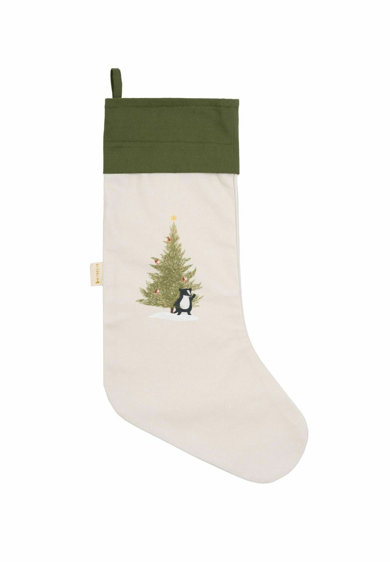 Beige julesok med grøn top, prydet med et broderet juletræ og et sort dyr på en sneklædt bund.