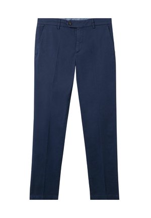 Marineblauwe heren chino's met een knoop aan de voorkant, ritssluiting, ceintuurlussen en schuine zijzakken, plat gelegd op een witte achtergrond.