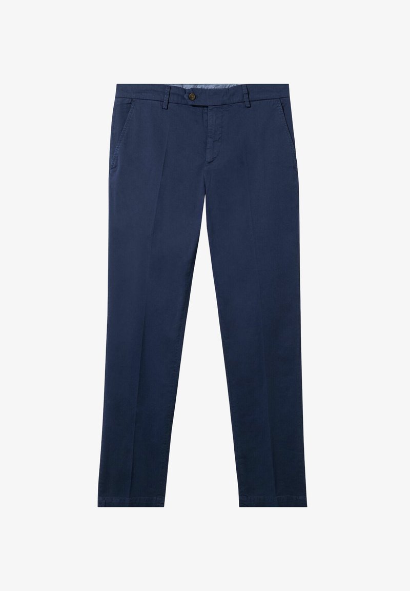 Chino da uomo blu navy con bottone frontale, zip, passanti per cintura e tasche laterali oblique, adagiati su uno sfondo bianco.