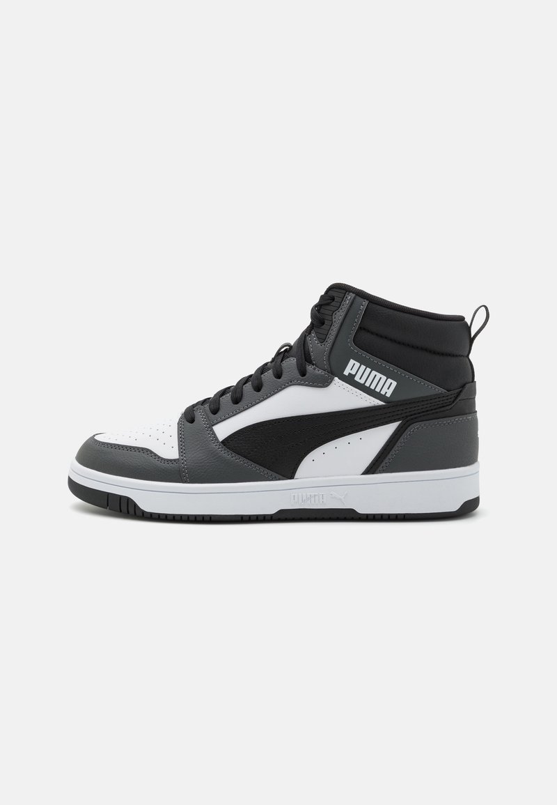 Basket montante Puma blanche, noire et grise avec le logo Puma sur le côté et fermeture à lacets, présentée de profil sur un fond clair.