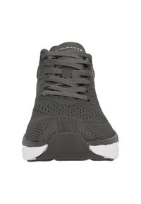 Graue Sportschuhe mit einem strukturierten Strick-Obermaterial, Schnürdesign, weißen Sohlenakzenten und einer abgerundeten Zehenpartie. Auf der Zunge befindet sich ein Markenlogo.