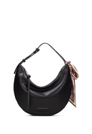 Schwarze, halbmondförmige Lederhandtasche mit verstellbarem Riemen, silbernem Reißverschlussanhänger und gemustertem Seidenschal, der auf einer Seite gebunden ist.