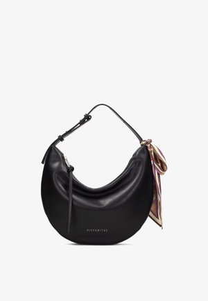 Schwarze, halbmondförmige Lederhandtasche mit verstellbarem Riemen, silbernem Reißverschlussanhänger und gemustertem Seidenschal, der auf einer Seite gebunden ist.