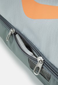 Nike Performance Saco de desporto - smoke grey/orange trance