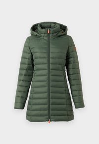 Groene, gewatteerde lange pufferjas met capuchon, voorkant met rits, twee zijzakken en een klein logopatch op de linkermouw.
