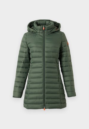 Zielona pikowana długa kurtka puchowa z kapturem, z zamkiem błyskawicznym z przodu, dwiema kieszeniami bocznymi oraz małą naszywką z logo na lewym rękawie.