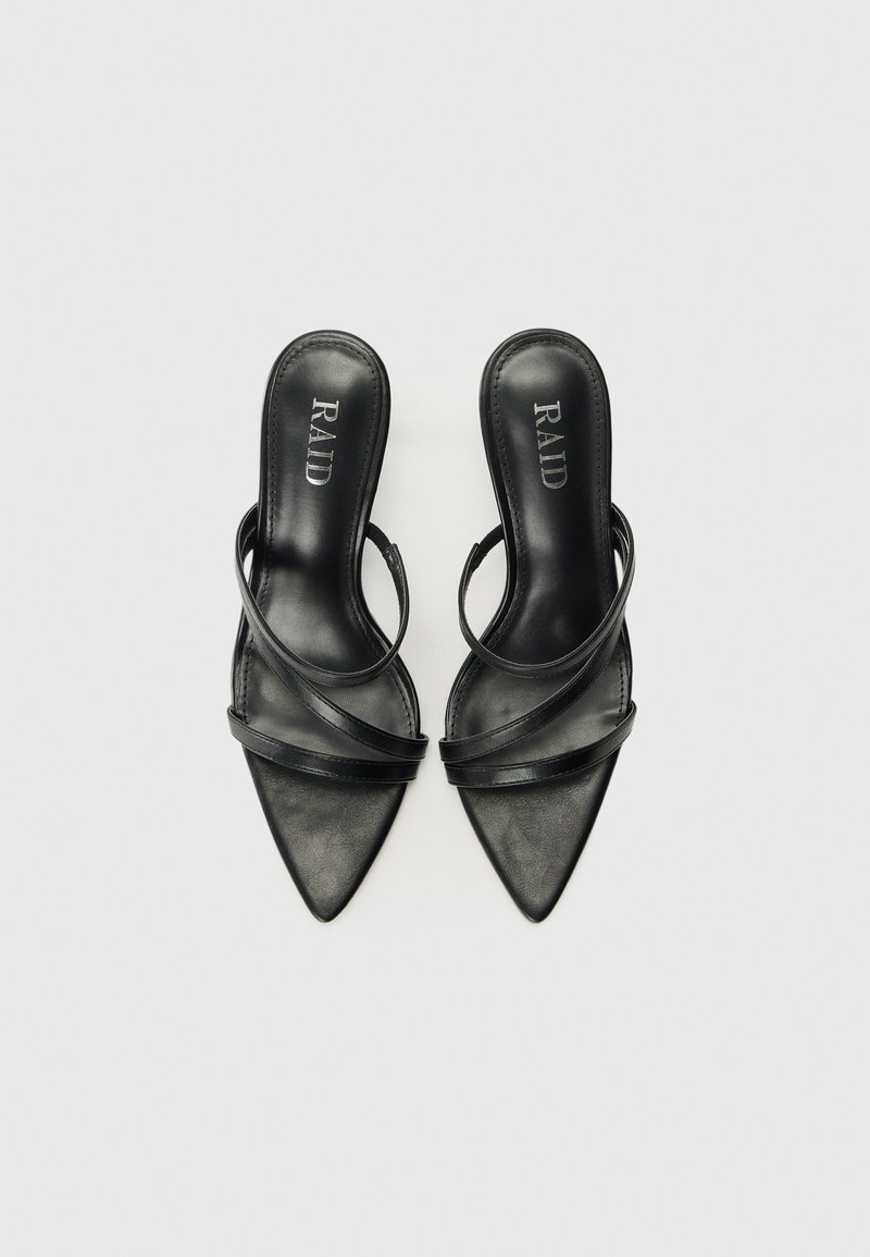 Sandales à talons hauts noires avec un bout pointu, en cuir lisse, présentant plusieurs fines lanières pour un design minimaliste.