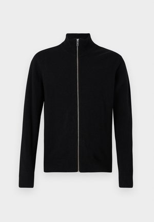 Svart langermet zip-up genser med ribbestrikket krage, mansjetter og nederkant på en ensfarget hvit bakgrunn.