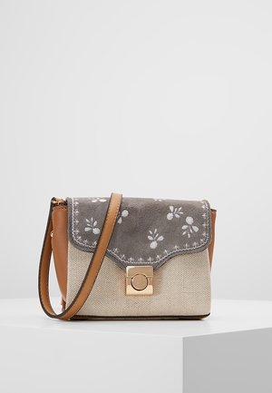 Lille skuldertaske med beige stof foran, brune lædersider, grå ruskindsklap med hvidt blomsterbroderi og lås i guldfarve.
