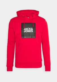 Sudadera roja con capucha y bolsillo tipo canguro frontal, con un logo rectangular negro que dice "JACK & JONES" y "ESTABLISHED 1990" impreso en blanco.