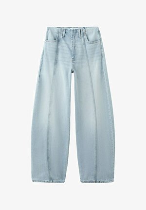 Lichtblauwe wijde jeans met verticale naden aan de voorkant, vijfzakkenmodel en lussen voor een riem, plat weergegeven op een witte achtergrond.