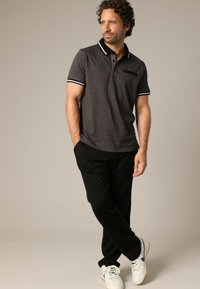 Non sélectionné, Black