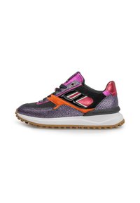 Sneaker con una parte superiore texturizzata viola, accenti neri e arancioni, rifiniture rosa lucide e una suola spessa bianca con suola in gomma per trazione.