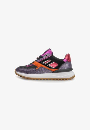 Sneaker dengan bagian atas bertekstur ungu, aksen hitam dan oranye, pinggiran pink mengkilap, dan sol tebal putih dengan outsole karet.