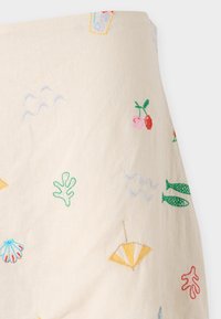 Crème stof met kleurrijke borduursels van verschillende zomermotieven, waaronder fruit, schelpen, vis en parasols in levendige kleuren.