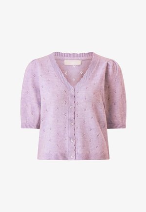 Lawendowy krótki sweter na guziki z dzianiny, z dekoltem w serek, ozdobiony falbanką i drobnym wzorem ażurowym na całej powierzchni.