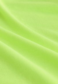 Tissu vert néon présentant une surface lisse, légèrement texturée avec de fines nervures, affiché en plis doux et plis légers.