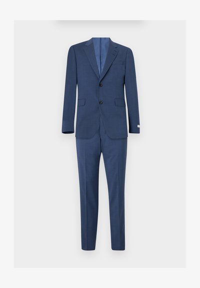 Blauer Anzug aus gewebtem Stoff; verfügt über ein Zweiknopf-Jackett mit Reverskragen, flach geschnittene Hose und ein hellblaues Innenfutter.