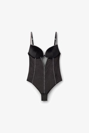 Zwart bodysuit met gewatteerde cups, doorschijnende zijpanelen, een U-vormige uitsnijding, een rits aan de voorkant en kristallen accenten langs de bandjes en naden.