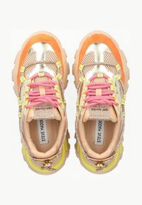 Sneaker chunky con tomaia in mesh e sintetica nei colori rosa, oro e arancione, con accenti metallici, suola in gomma e lacci colorati.