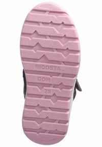 Suela de zapato de goma rosa con patrones texturizados y estrías; "RICOSTA.COM" y talla "25" en relieve en la superficie.