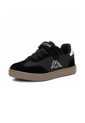 Sort sneaker med beige sål, snørebånd og velcrolukning, hvidt logo på siden og hvid accent på hælen.