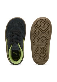 Sneaker in suede nero con dettagli verdi, caratterizzate da una suola in gomma testurizzata, design con lacci e colletto imbottito per il comfort.