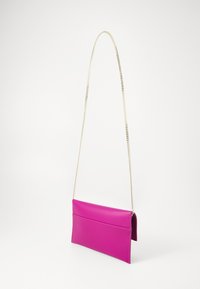 Rosa läderaxelväska med metallic kedjesnodd, rektangulär form, slät yta och en bakfickadetalj.