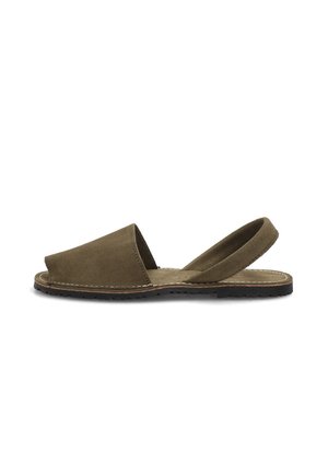 Sandalia plana de ante marrón con punta abierta, tira trasera y suela negra texturizada, vista de lado sobre fondo blanco.