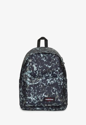 Rugzak met een marineblauwe basis, getextureerd met lichtblauwe en witte abstracte patronen. Heeft een voorvak en een draaghendel aan de bovenkant.