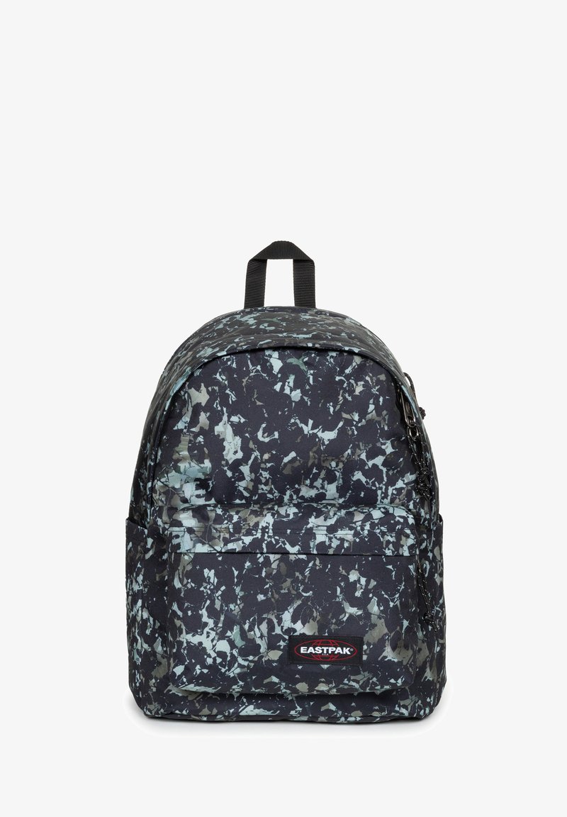 Rugzak met een marineblauwe basis, getextureerd met lichtblauwe en witte abstracte patronen. Heeft een voorvak en een draaghendel aan de bovenkant.