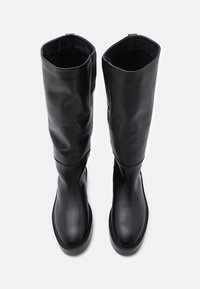 Czarne kozaki do kolan wykonane z gładkiej skóry, z okrągłym noskiem, niską platformą i delikatnym błyskiem.